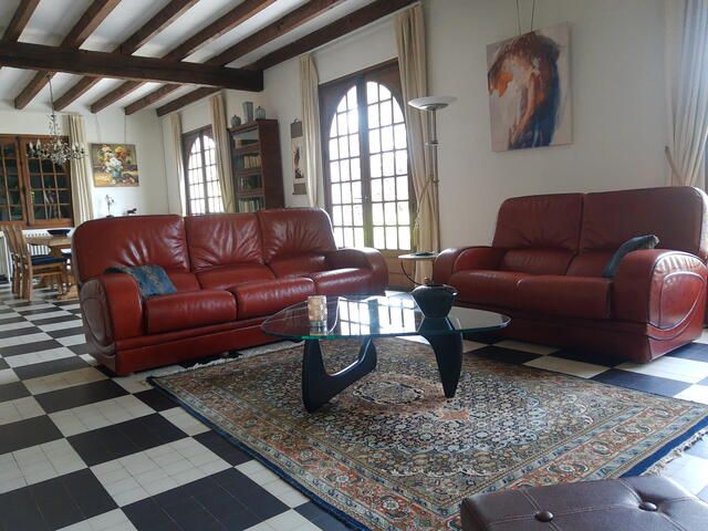Woonkamer met zithoek en eettafel